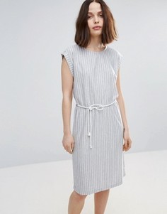 Короткое приталенное платье в полоску с поясом Soaked In Luxury - Серый