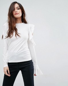 Топ из крепа с оборками на рукавах и вырезами на плечах ASOS - Кремовый