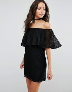 Кружевное платье с открытыми плечами и оборкой ASOS - Черный