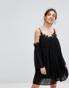 Плиссированное платье с открытыми плечами и кружевной отделкой Boohoo - Черный