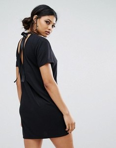 Платье-футболка с открытой спиной и завязкой Daisy Street - Черный