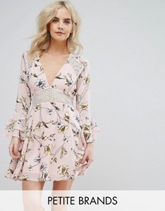 Короткое приталенное платье с цветочным принтом и кружевной вставкой Boohoo Petite - Розовый