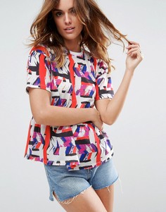 Футболка с абстрактным принтом и оборкой ASOS - Мульти