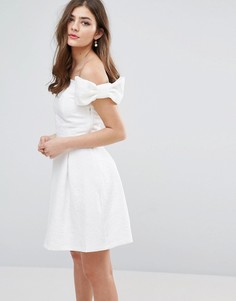 Короткое приталенное платье с открытыми плечами и бантами Miss Selfridge - Белый