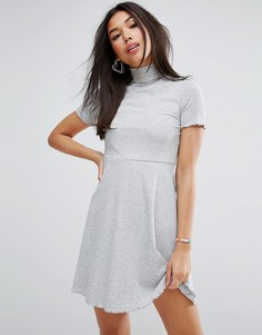 Короткое приталенное платье мини в рубчик с высоким воротом ASOS - Серый