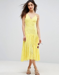 Кружевное платье миди с заниженной талией ASOS - Желтый