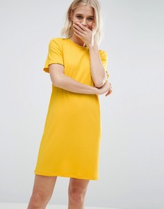 Короткое платье-футболка в крупный рубчик с короткими рукавами ASOS - Желтый