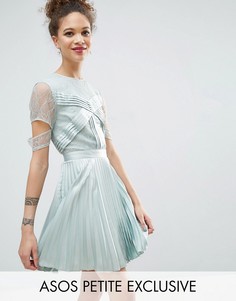 Атласное плиссированное платье мини с кружевной отделкой и вырезами на рукавах ASOS PETITE - Синий