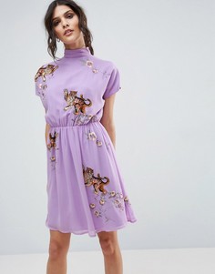 Чайное платье с открытой спиной и вышивкой тигра ASOS PREMIUM - Фиолетовый
