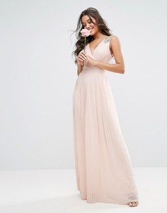 Плиссированное платье макси с декорированными плечами TFNC WEDDING - Розовый