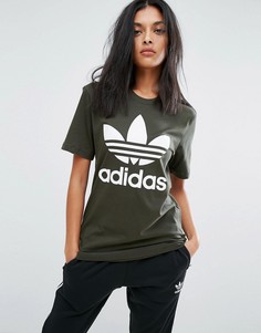 Футболка бойфренда цвета хаки с логотипом-трилистником adidas Originals - Зеленый