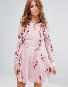Розовое платье с вышивкой Millie Mackintosh - Розовый