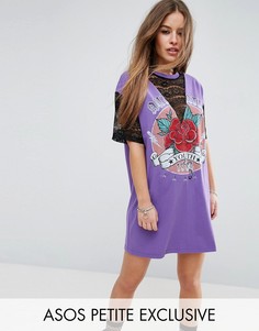 Платье-футболка с принтом и кружевными вставками ASOS PETITE - Фиолетовый