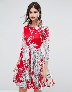 Короткое приталенное платье с цветами и рукавами 3/4 Closet London - Красный