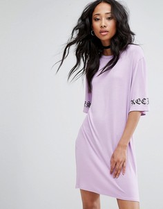 Платье-футболка с принтом Reckless PrettyLittleThing - Фиолетовый
