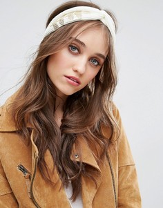 Плиссированная повязка на голову с перекрутом и отделкой в виде листьев ASOS - Кремовый
