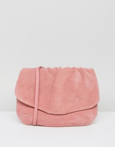 Замшевая сумка со сборками и ремешком через плечо ASOS - Розовый