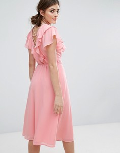 Платье миди с рюшами и решетчатым дизайном на спине New Look - Розовый