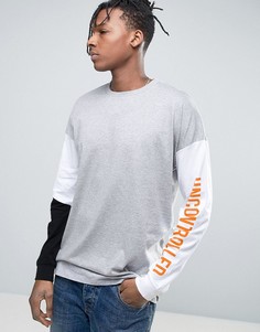 Свободный лонгслив с принтом на рукаве ASOS - Серый