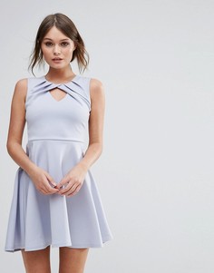 Плиссированное приталенное платье с перекрученной отделкой Club L - Синий