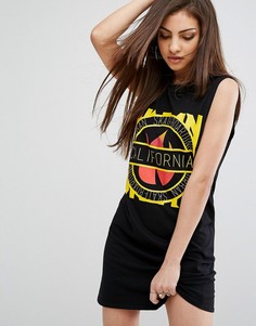 Платье без рукавов с надписью PrettyLittleThing California - Черный