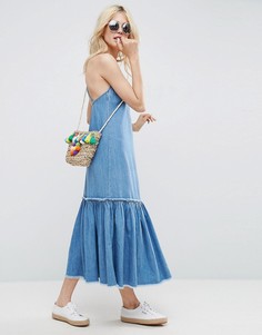 Джинсовое платье макси с оборкой на юбке ASOS - Синий