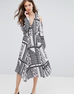 Платье миди с вырезами на плечах и лоскутным принтом Miss Selfridge - Мульти