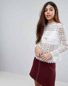 Кружевной топ с высоким воротом QED London - Кремовый
