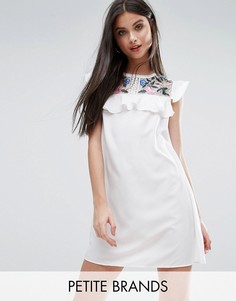 Платье с вышивкой и оборками Boohoo Petite - Белый