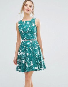 Короткое приталенное платье с ремешком и принтом роз Closet London - Зеленый