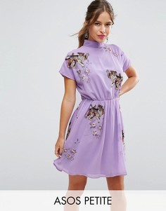 Чайное платье с открытой спиной и вышивкой в виде тигров ASOS PETITE PREMIUM - Фиолетовый
