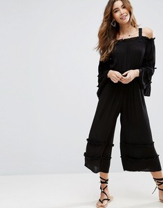 Комбинезон с открытыми плечами из жатой ткани с оборками ASOS - Черный