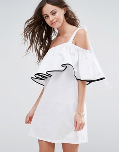 Свободное платье с оборкой и открытыми плечами Boohoo - Белый