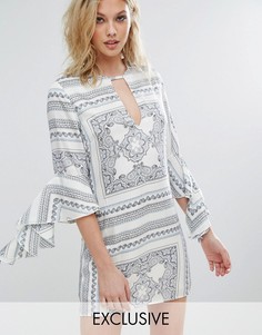 Платье с оборками на рукавах и принтом Missguided - Белый