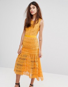 Кружевное платье миди с рюшами True Decadence - Оранжевый