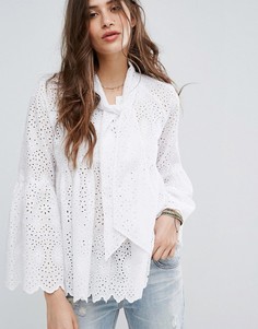 Ярусный топ с вышивкой ришелье, расклешенными рукавами и завязкой Maison Scotch - Белый