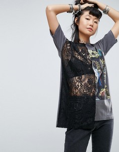 Футболка со вставками из кружева и сетки и фотографическим принтом ASOS - Серый