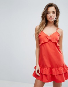 Платье на бретелях с оборками PrettyLittleThing - Красный