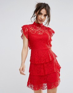Облегающее кружевное платье с высоким воротом и оборками PrettyLittleThing - Красный
