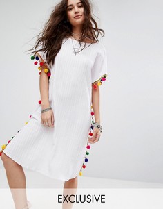 Платье-туника с V-образным вырезом на спине и помпонами Reclaimed Vintage Inspired - Белый