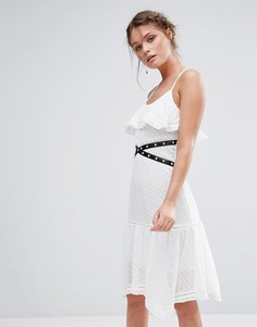 Кружевное платье миди с люверсами и рюшами True Decadence - Белый