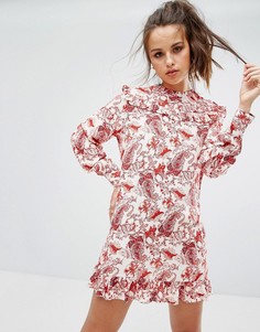Цельнокройное платье из жатого хлопка с оборками и принтом PrettyLittleThing - Красный