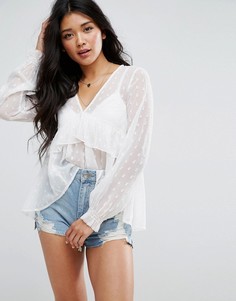 Свободная блузка из ткани добби с V-образным вырезом и оборками ASOS - Кремовый