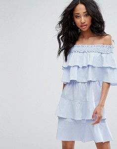 Полосатое цельнокройное платье с широким вырезом и оборками PrettyLittleThing - Синий