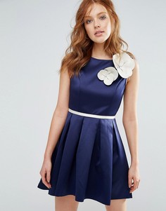 Короткое приталенное платье с корсажным цветком City Goddess - Темно-синий