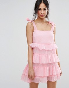Платье с завязками на плечах и ярусными оборками Missguided - Розовый
