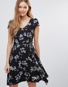 Платье с цветочным принтом и поясом Yumi - Черный