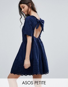 Свободное платье с открытой спиной и вышивкой ASOS PETITE - Темно-синий