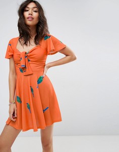 Короткое приталенное платье с принтом в виде попугая и бантом спереди ASOS - Мульти