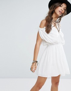 Платье с открытыми плечами и оборками Glamorous - Белый